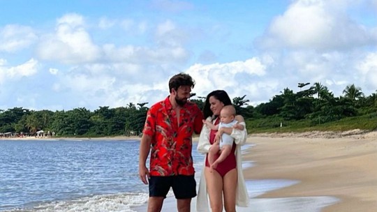 Fernanda Vasconcellos e Cássio Reis encantam seguidores em dia de praia com Romeo
