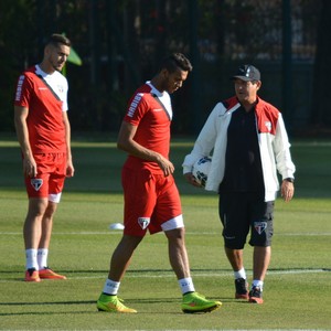 Muricy defende zaga, mas foge das comparações com 