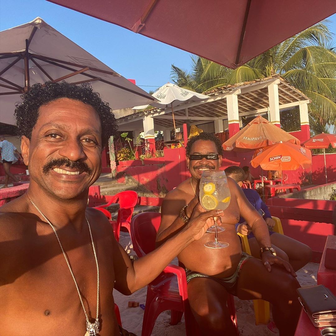 Luís Miranda e Compadre Washington tomam drink na praia (Foto: Reprodução/Instagram)