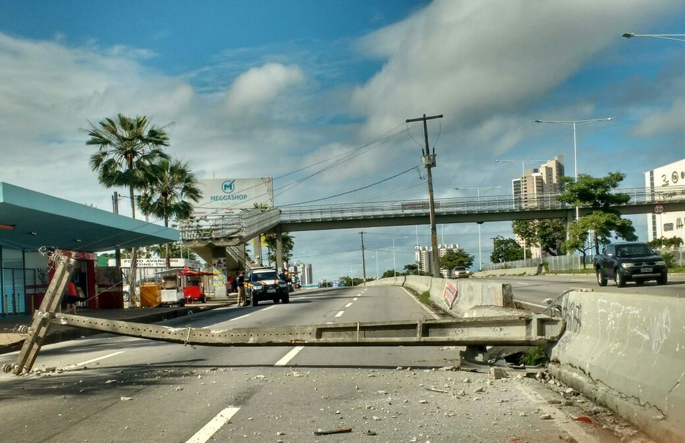 Poste caiu sobre a marginal da BR-101, em Natal (Foto: Rafael Barbosa/G1)