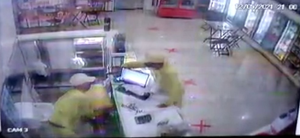 Dono de padaria lutou com criminoso em Teresina — Foto: Reprodução/Whatsapp