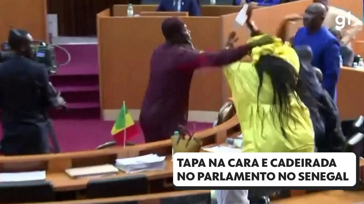 VÍDEO: Parlamentar do Senegal dá tapa em deputada, que responde com cadeirada