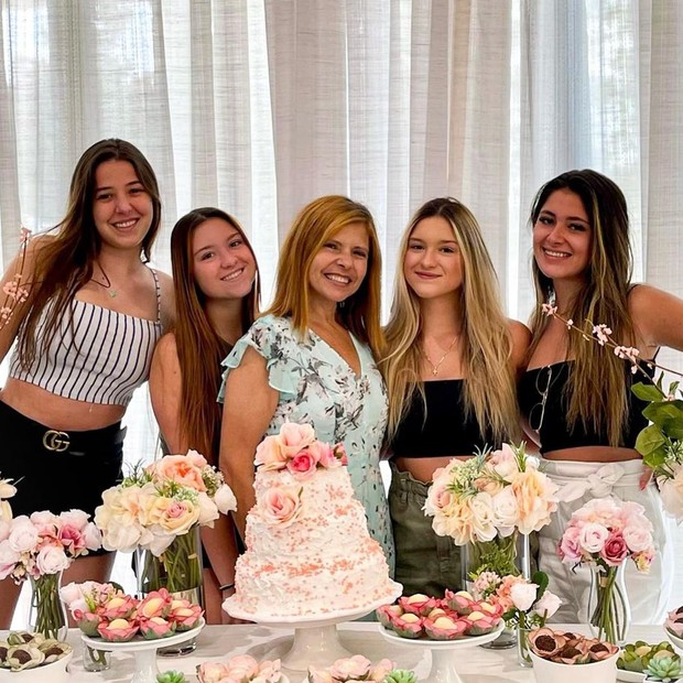 Rose Miriam celenbra aniversário com as filhas e os genros (Foto: Reprodução/Instagram)