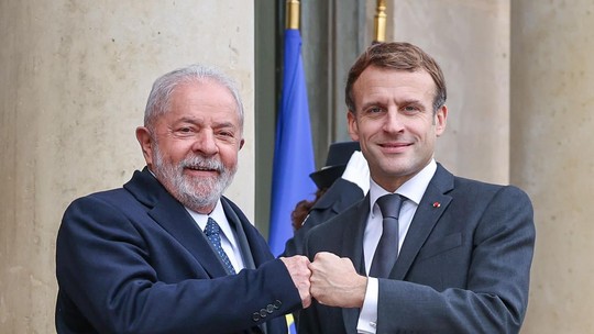 Lula e Macron falam sobre acordo da UE com Mercosul e financiamento para combate à pobreza e mudanças climáticas