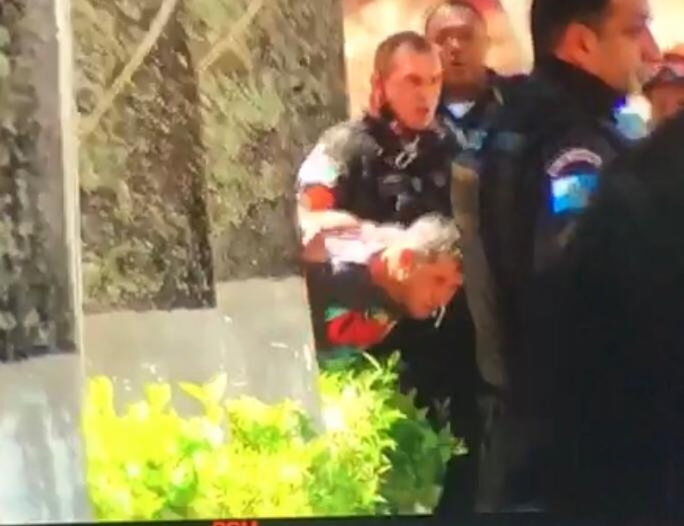 Momento em que o homem é imobilizado logo após atirar contra a namorada  — Foto: Reprodução/TV Rio Sul