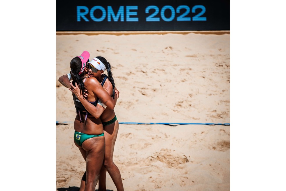 Duda e Ana Patrícia vencem Carol Solberg e Bárbara no Mundial de Roma — Foto: FIVB
