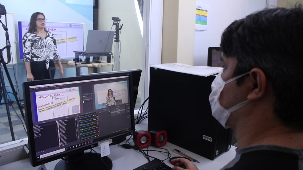 Em Pernambuco, aulas são transmitidas pela internet, desde março, por causa da pandemia  — Foto: Reprodução/TV Globo 