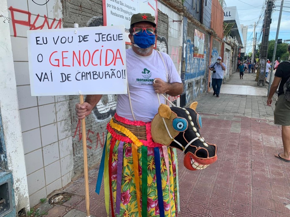 Manifestantes protestaram contra o presidente Jair Bolsonaro em Natal — Foto: Anna Alyne Cunha/Inter TV Cabugi