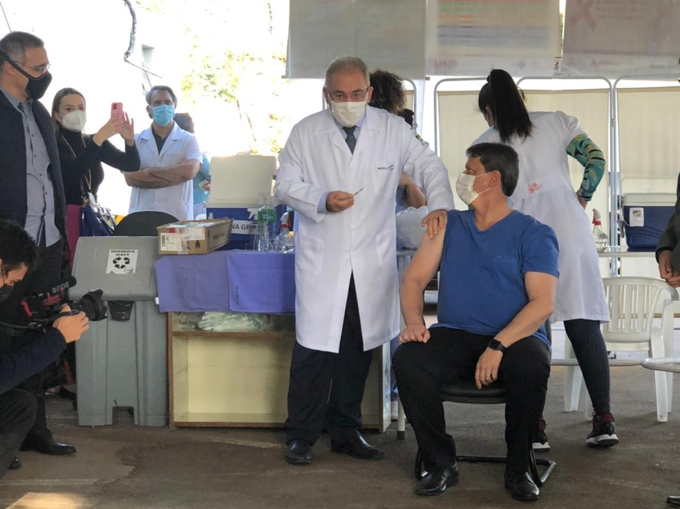 Ministro da Saúde, Marcelo Queiroga, vacina ministro da Infraestrutura, Tarcísio Gomes, contra Covid-19 — Foto: TV Globo/Reprodução
