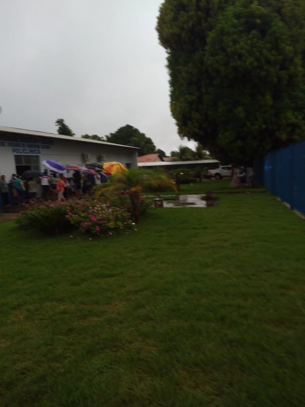 Na chuva, idosos se aglomeram enquanto esperam vacina em posto de sa&uacute;de de Miracema &mdash; Foto: Divulga&ccedil;&atilde;o