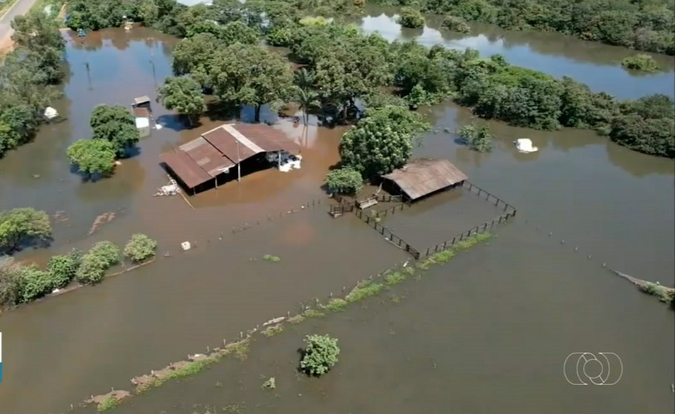 Imagens aéreas mostram áreas alagadas no estado — Foto: TV Anhanguera/ Reprodução 