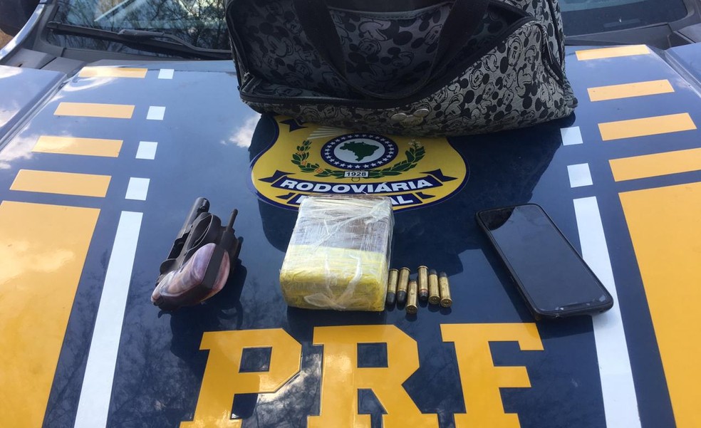 Arma, balas e drogas foram apreendidos com suspeitos — Foto: PRF/Divulgação