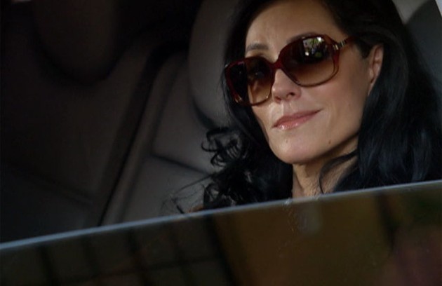 Na última cena, Tereza Cristina reaparecerá morena na frente de Griselda, que correrá atrás do carro dela com uma chave de grifo (Foto: Reprodução)