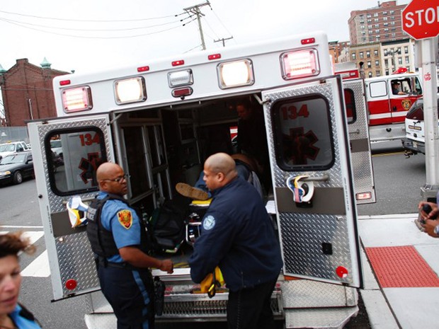 Equipes de emergência resgatam feridos em acidente de trem na estação Hoboken, ocorrido na manhã desta quinta-feira (29) (Foto: Kena Betancur / AFP)