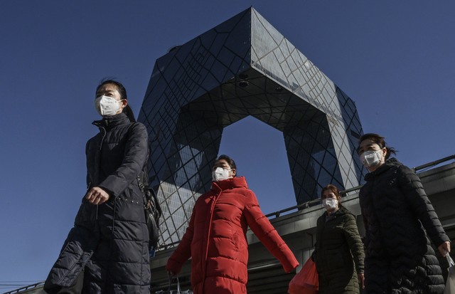 BEIJING, CHINA - FEBRUARY 17: Chinese women wear  protective masks as they pass the CCTV building on their way to work on February 17, 2020 in Beijing, China. The number of cases of the deadly new coronavirus COVID-19 rose to more than 57800 in mainland C (Foto: Getty Images)