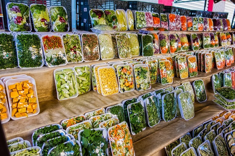 Verduras e legumes à venda em feira (Foto: iStock)
