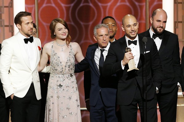 O elenco e os produtores de La La Land (2016) na cerimônia do Globo de Ouro 2017 (Foto: Getty Images)