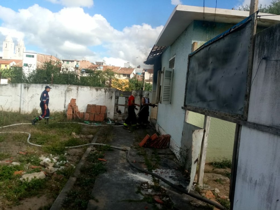 Bombeiros apagando o fogo no CAPs (Foto: WhatsApp/Reprodu&ccedil;&atilde;o)