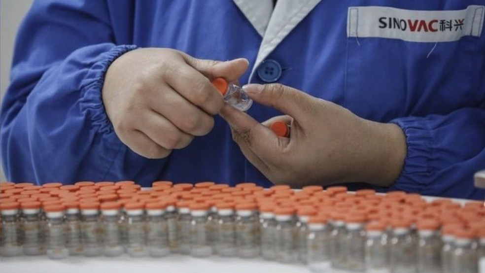 Existe risco de que uma mutação significativa do vírus possa atrapalhar as vacinas em desenvolvimento — Foto: EPA via BBC