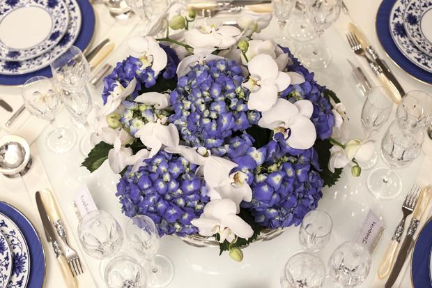 Vamos Receber: mesa azul e branco  (Foto: Michele Moll)