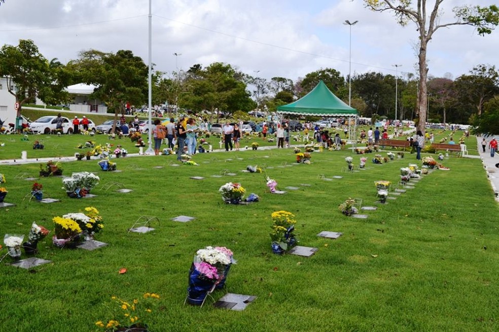 Dia de Finados atrai milhares de pessoas aos cemitérios de Natal (arquivo) — Foto: Pedro Ferreira