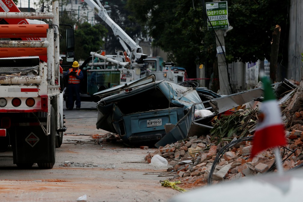 Terremoto de magnitude 8,1 no México derrubou um muro e deixou um carro destruído. (Foto: Carlos Jasso/Reuters)