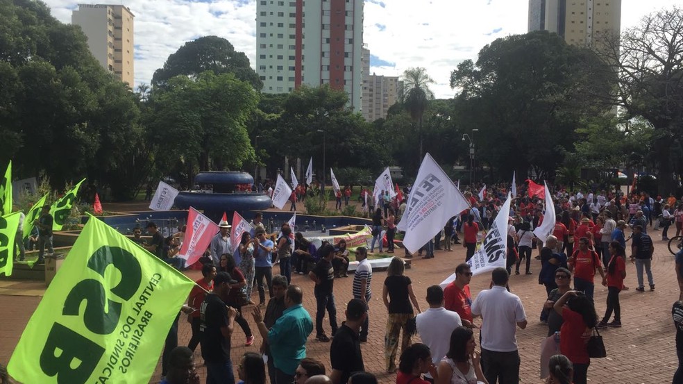 Grupos se concentram em praça de Campo Grande (Foto: Dyego Queiroz/ TV Morena)