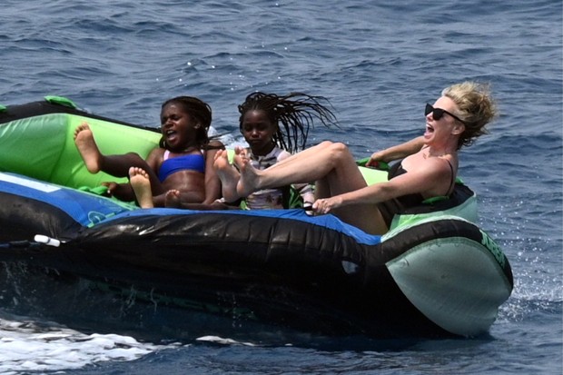 Charlize Theron com os filhos na Grécia (Foto: The Grosby Group)