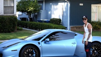 Justin Bieber posa ao lado do Italia 458, carro da Ferrari que ele pintou de azule depois leiloou — Foto: Reprodução/Redes sociais