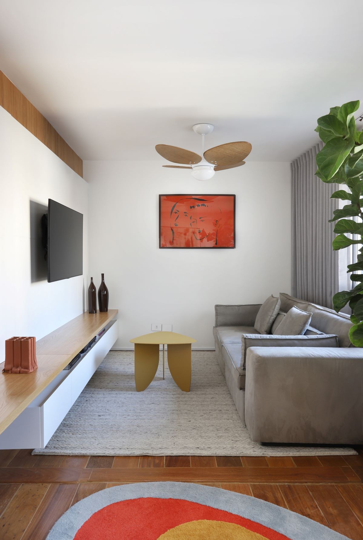 SALA | A mesa de centro, de edel-stein, também traz cor para a sala de estar, que se apoia na paleta cinza (Foto: Divulgação / Mariana Orsi)