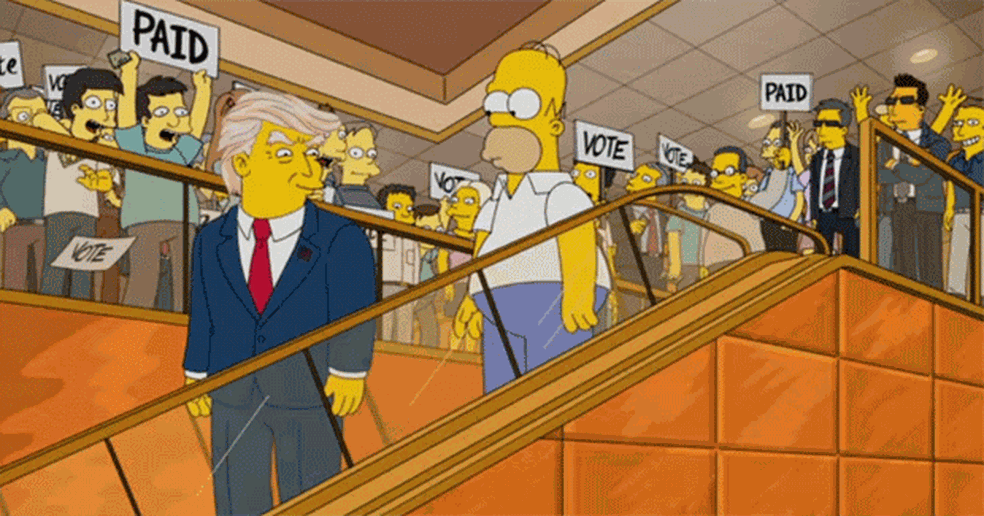 Episódio de 2015 mostra o presidente eleito Donald Trump descendo escadas rolantes junto com Homer Simpsons (Foto: Reprodução/YouTube)