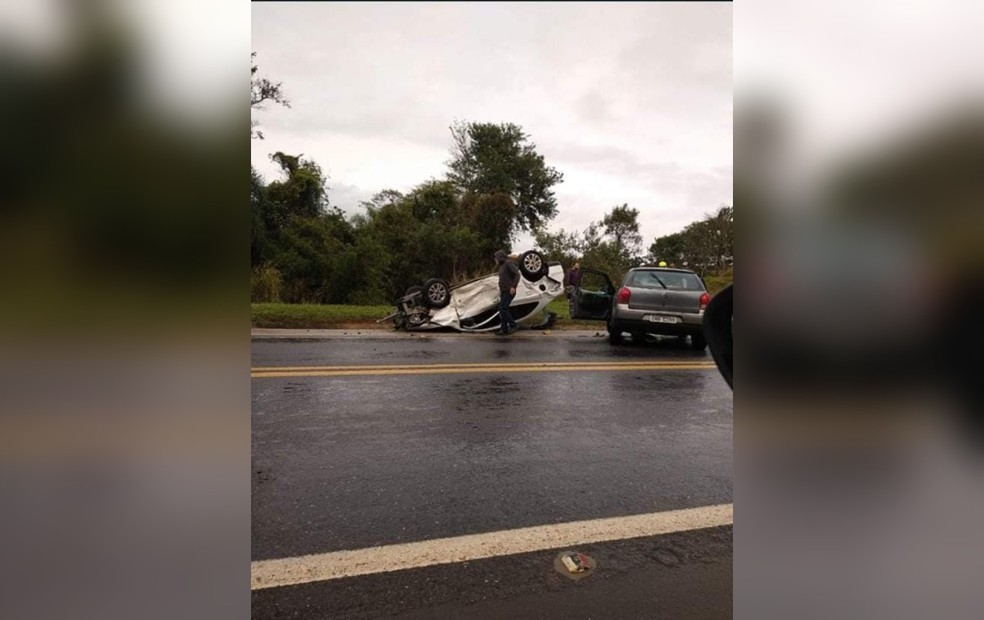 Colisão entre quatro carros deixa feridos em rodovia de Itapeva (SP) — Foto: Itapeva Alerta/Divulgação