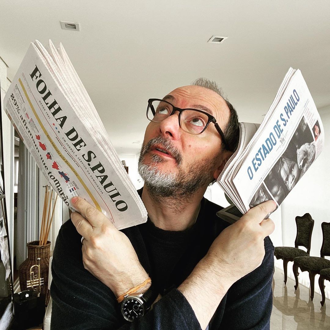 Britto Jr mostra os jornais do dia para comprovar que não morreu (Foto: Reprodução/Instagram)