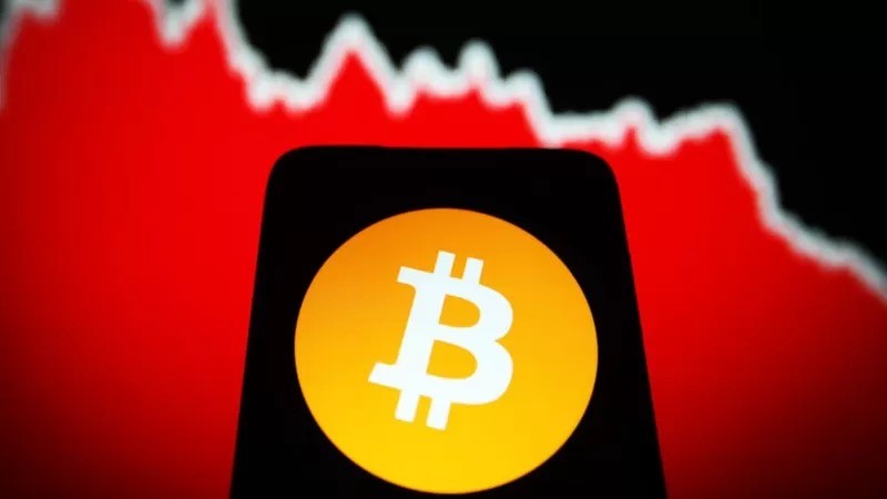 O preço do bitcoin caiu quase pela metade desde seu pico em novembro (Foto: Getty Images via BBC News)