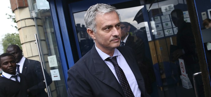 José Mourinho deixa tribunal (Foto: Reuters)