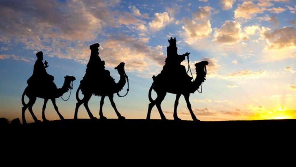 Imagem que mostra a cena bíblica de três homens sábios em camelos — Foto: Getty Images via BBC