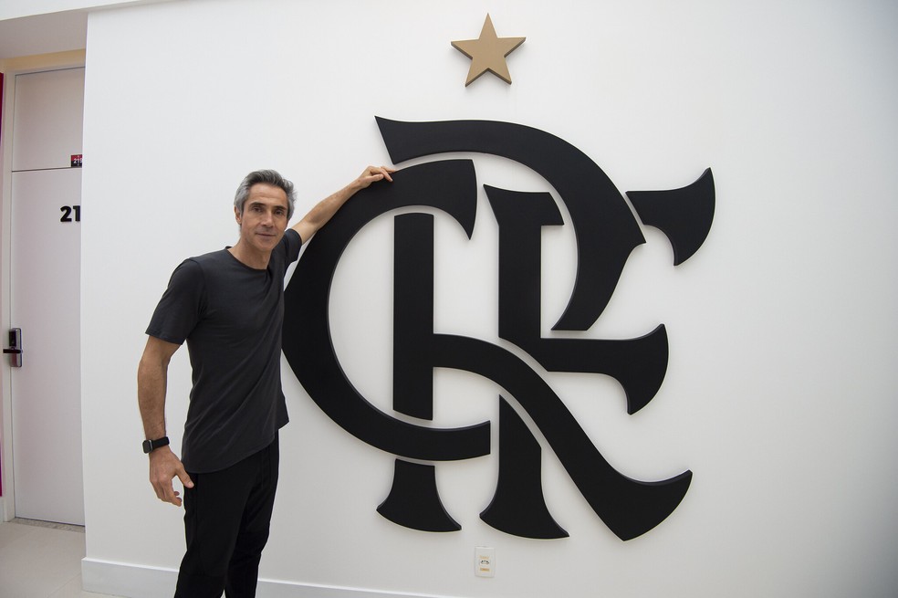 Paulo Sousa tira foto ao lado do CRF do Clube de Regatas do Flamengo — Foto: Alexandre Vidal/CRF