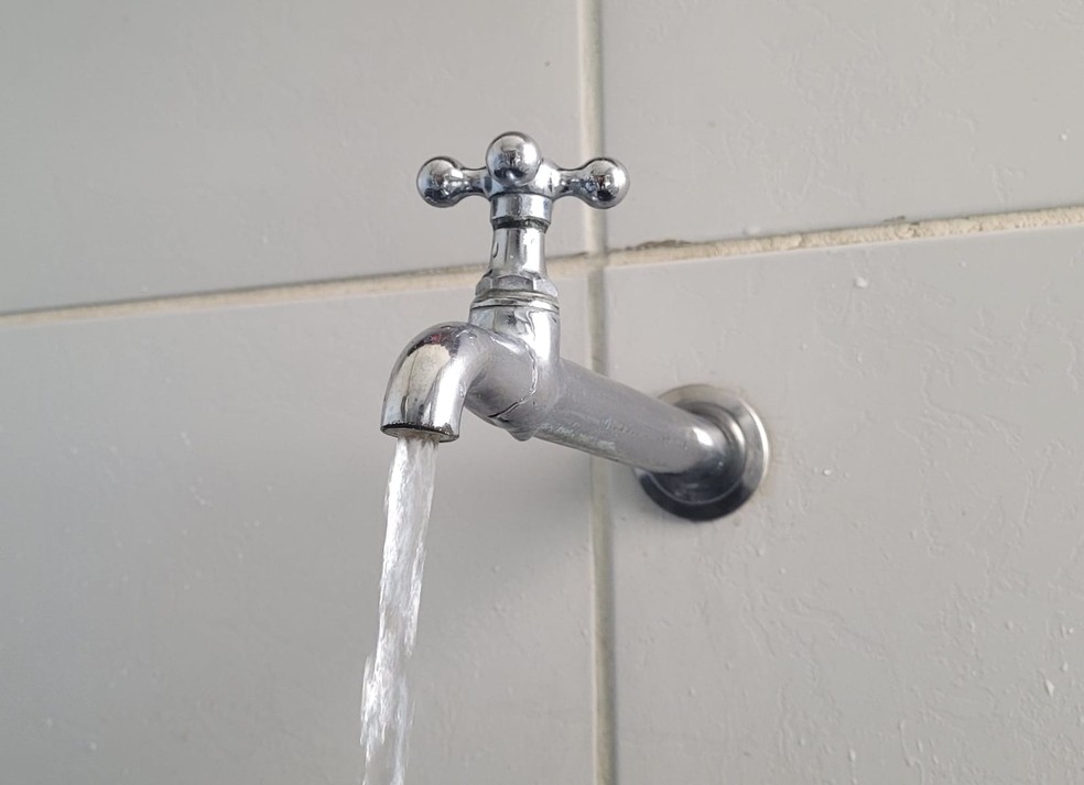 Torneira com água  — Foto: Igor Jácome/g1
