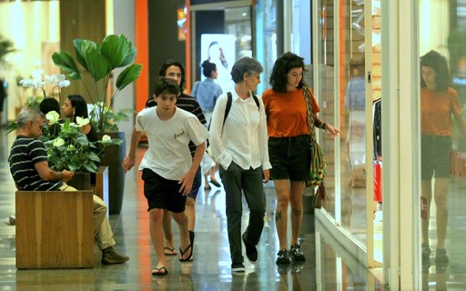 Em cena rara, Cássia Kis é clicada com os filhos em shopping, no Rio