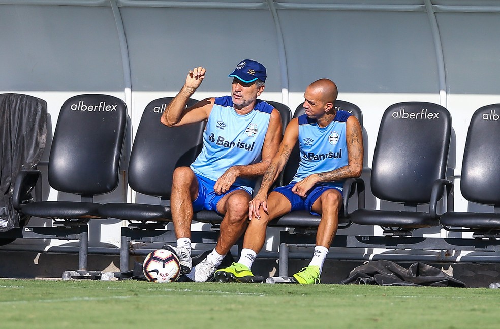 Renato Gaúcho conversa com Diego Tardelli em treino — Foto: Lucas Uebel / Grêmio FBPA