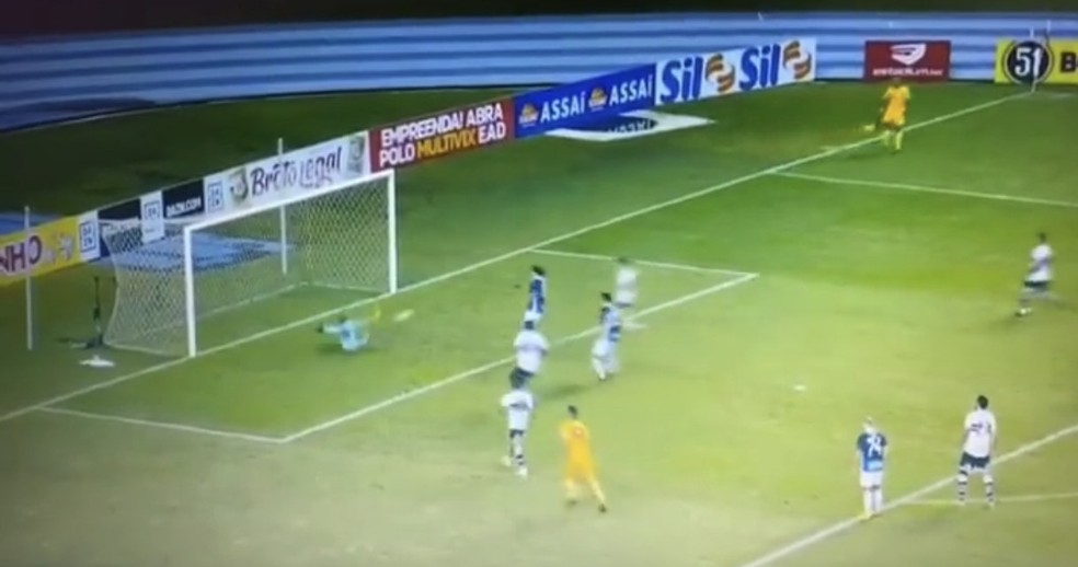 Maycon Cleiton defende penalidade contra o Remo — Foto: Reprodução