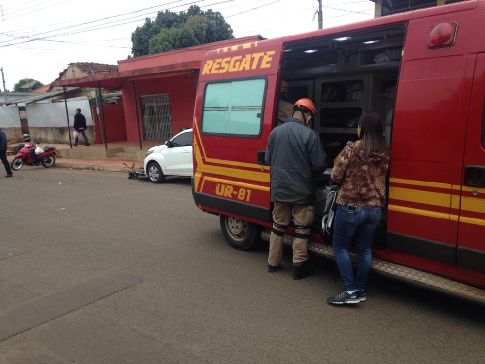 Pedreiro em moto para embaixo de carro em acidente quando 