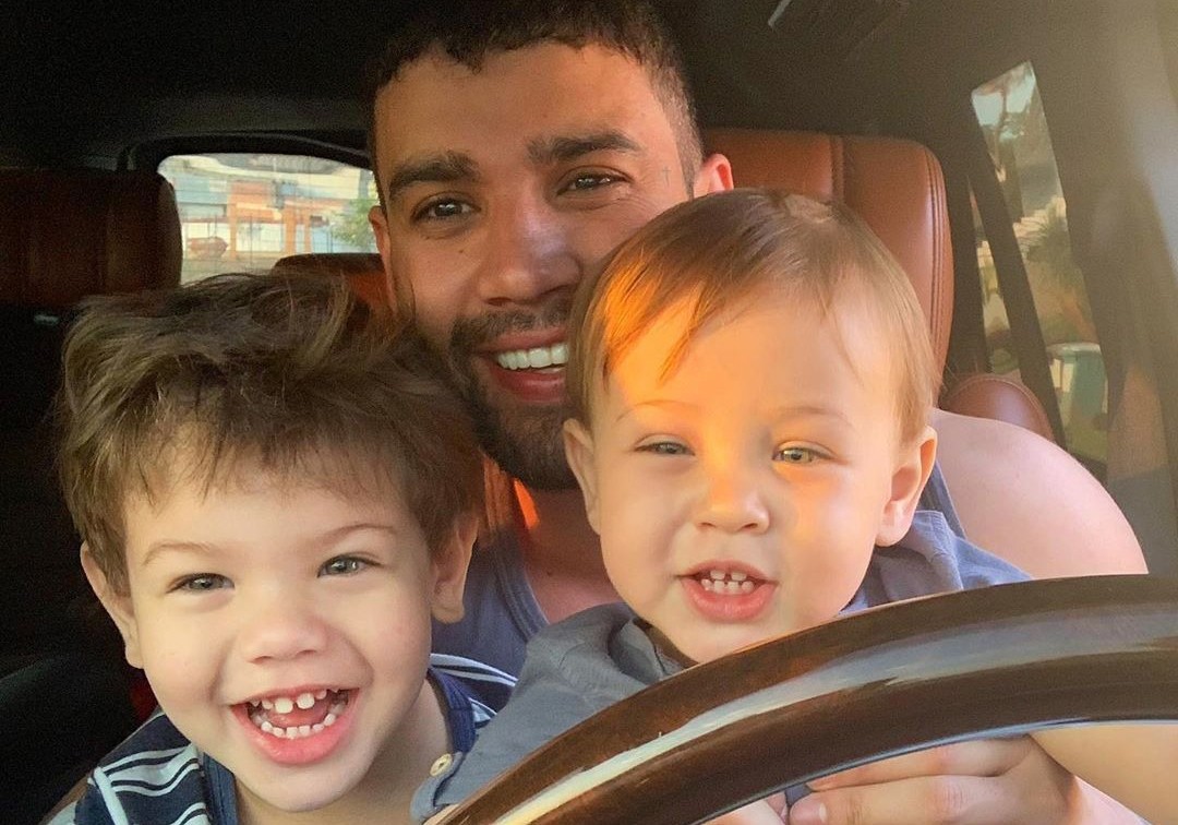 Gusttavo Lima com os filhos, Gabriel e Samuel  (Foto: Reprodução/Instagram )