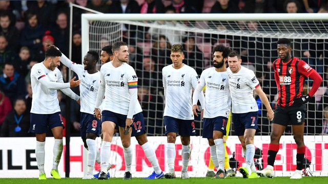 Oxlade-Chamberlain, Keita, Joe Gomez, Henderson, Roberto Firmino, Salah e Milner na comemoração do gol do Liverpool