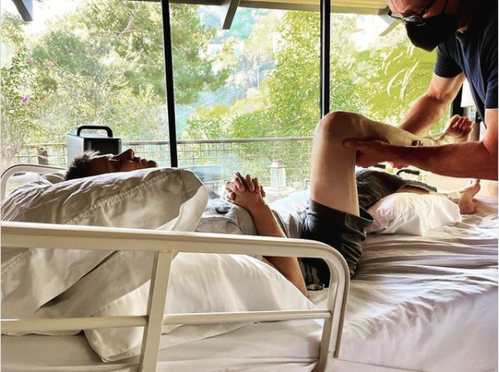 Jeremy Renner postou neste sábado (21) foto em rede social na qual aparece fazendo exercícios de recuperação após o acidente que o deixou em estado grave.   — Foto: Reprodução Instagram