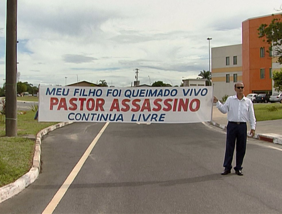 Pai de Lucas Terra protestou várias vezes por causa do crime — Foto: TV Bahia