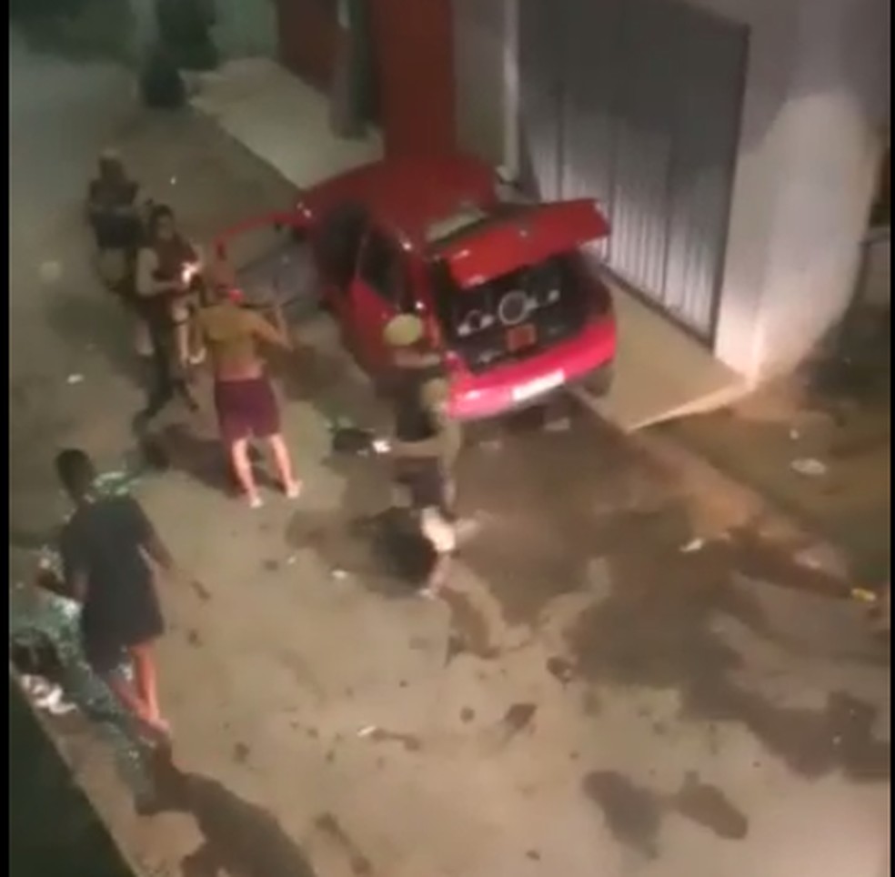 Moradores filmam agressão policial a jovem em Lauro de Freitas — Foto: Redes Sociais