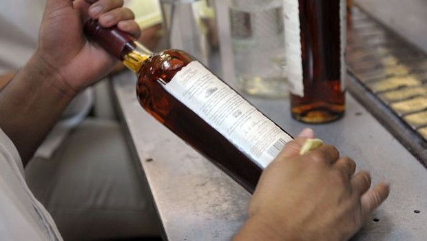 BBC A marca de rum Santa Teresa é a empresa mais atuante na Bolsa de Caracas (Foto: AFP via BBC)