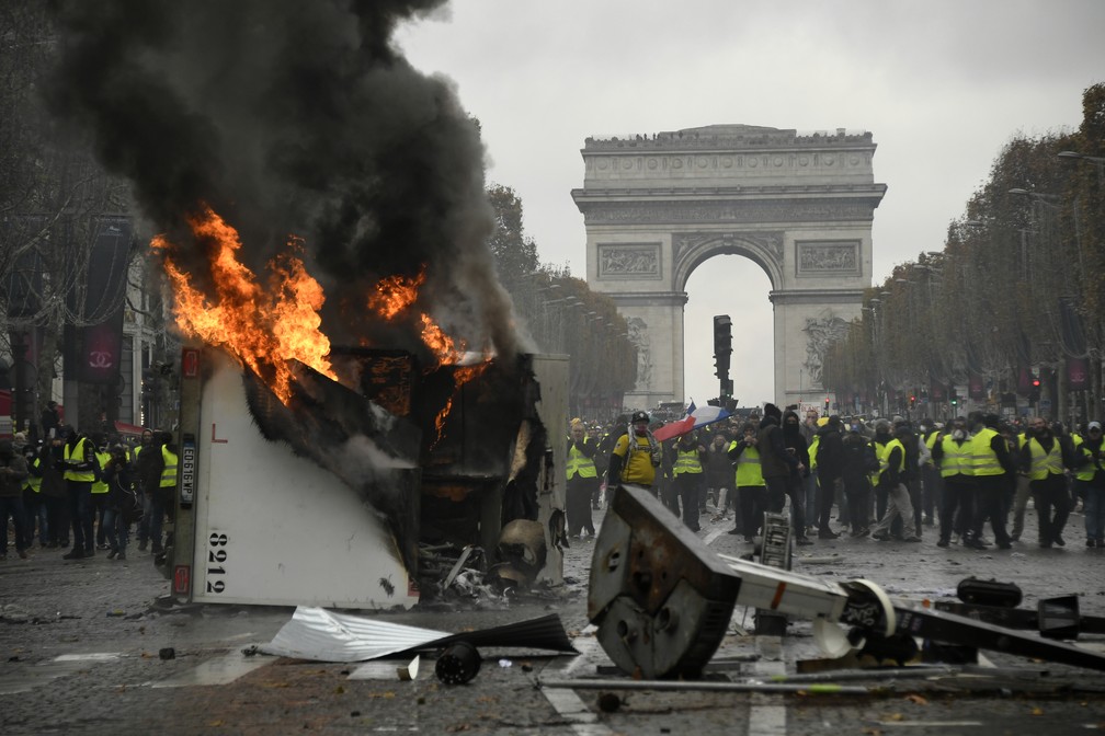 Caminhão é incendiado durante protesto dos coletes amarelos em Paris — Foto: Bertrand GUAY / AFP