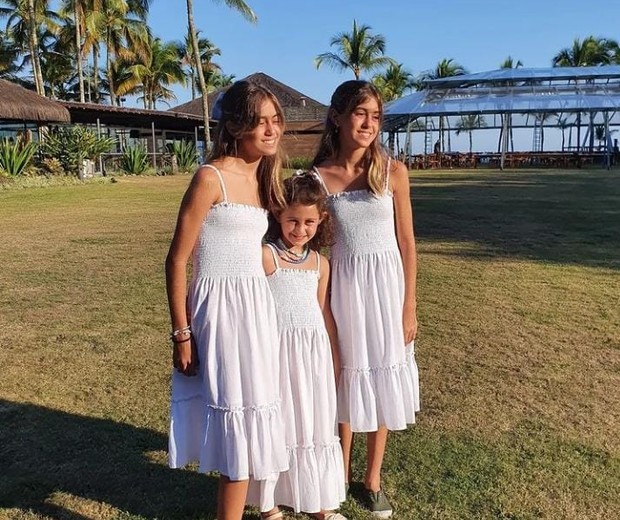 Mina (centro), filha de Guilhermina Guinle, com as primas Sofia e Antônia, filhas de Giovanna Antonelli  (Foto: Reprodução/Instagram)